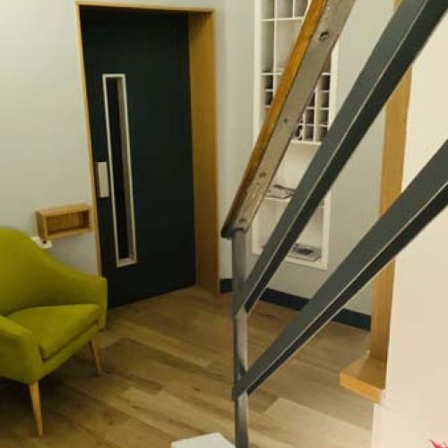 Puerta de acceso al ascensor