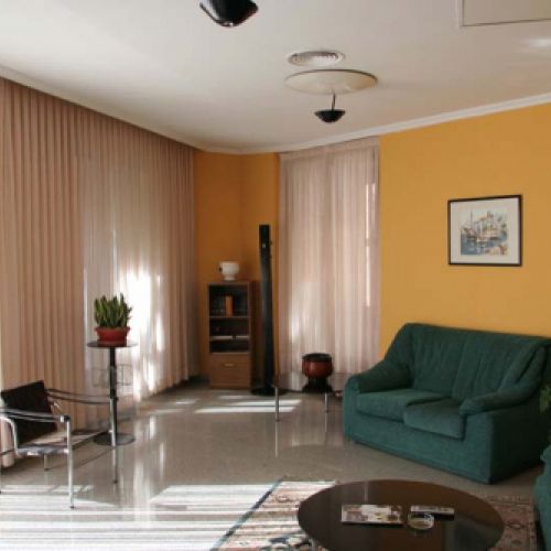 Zona de salón con sofás en color verde