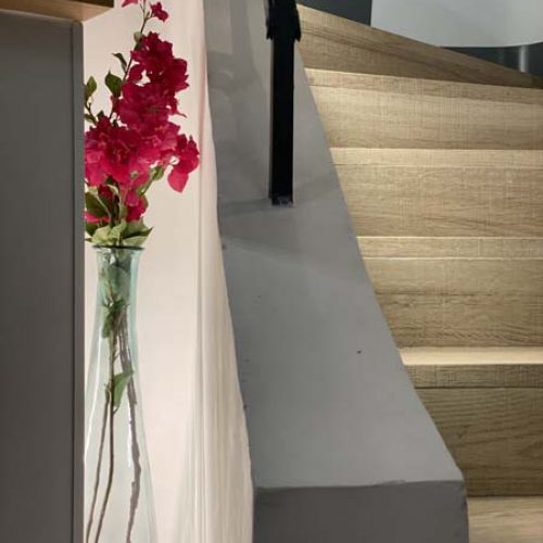 Flor como detalle decorativo junto al pasamanos de la escalera