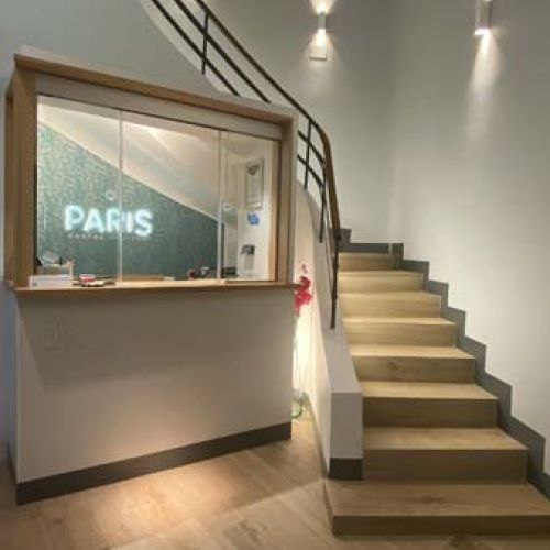 Vista de la recepción y el inicio de las escaleras