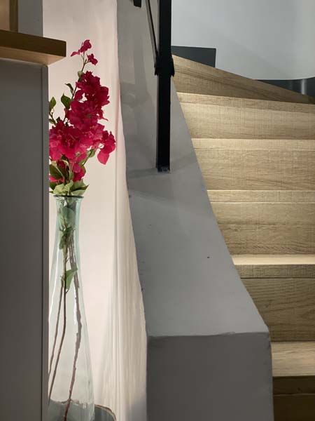Flor como detalle decorativo junto al pasamanos de la escalera